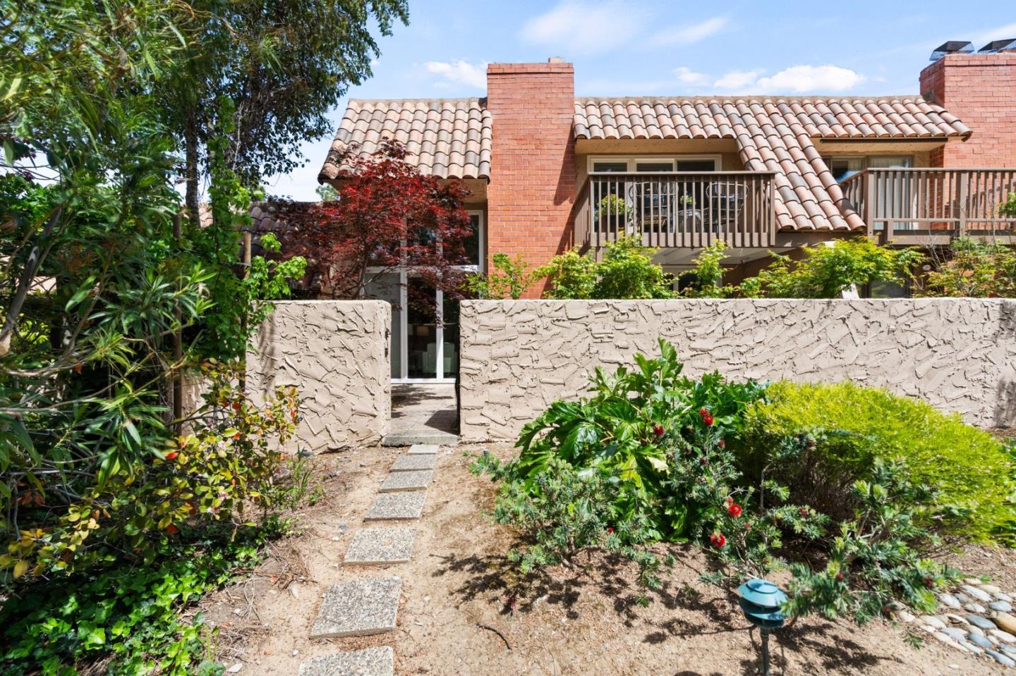 283 Casitas Bulevar