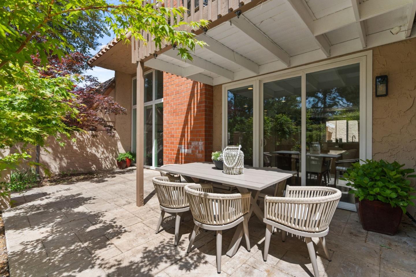 283 Casitas Bulevar