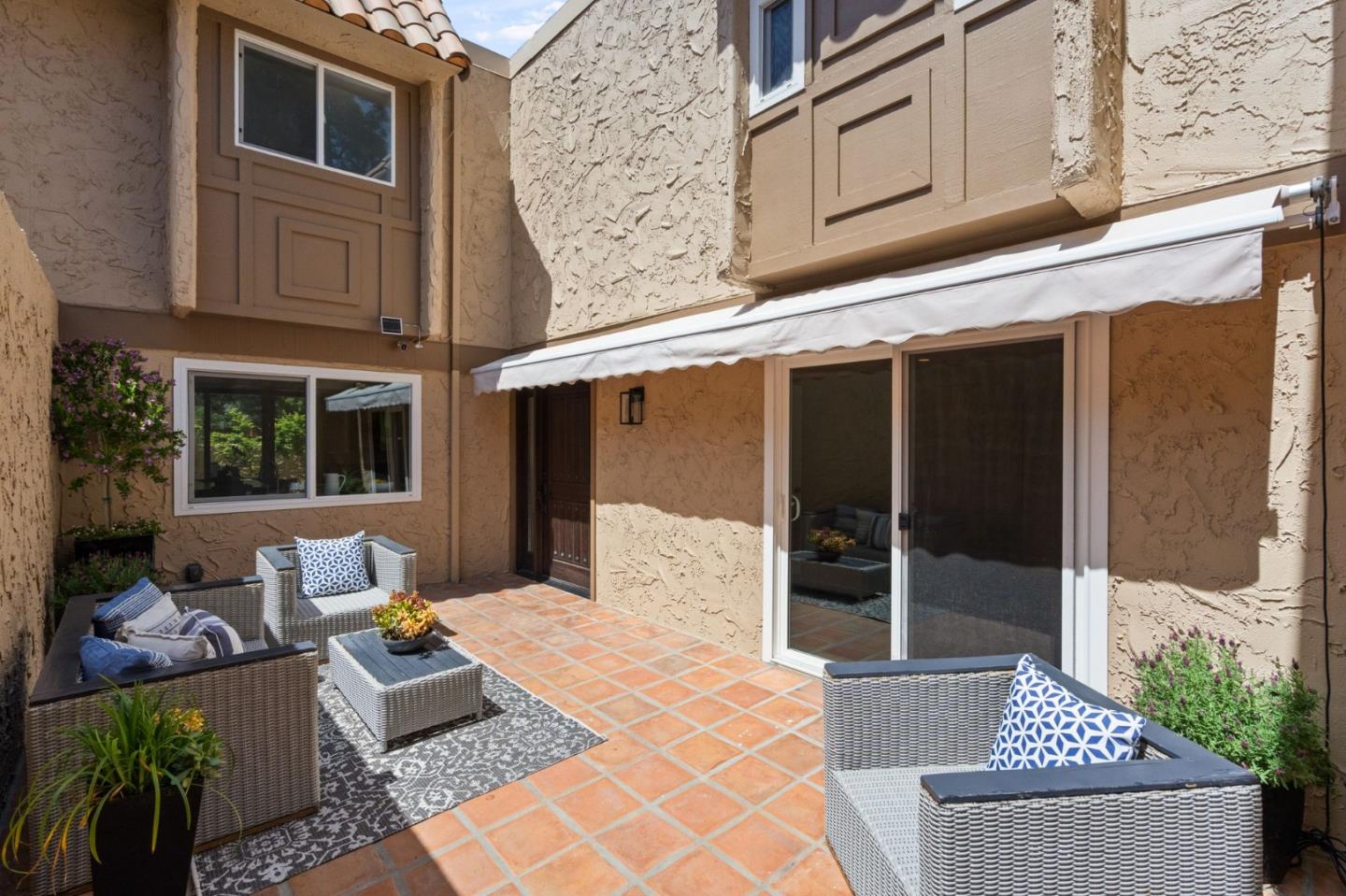 283 Casitas Bulevar