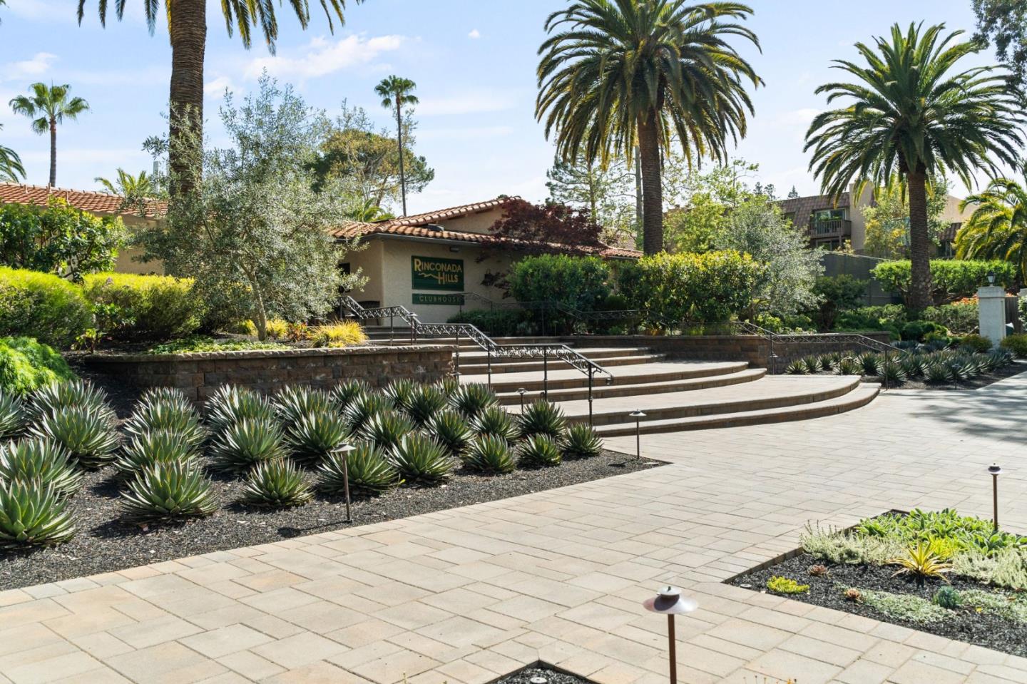 283 Casitas Bulevar