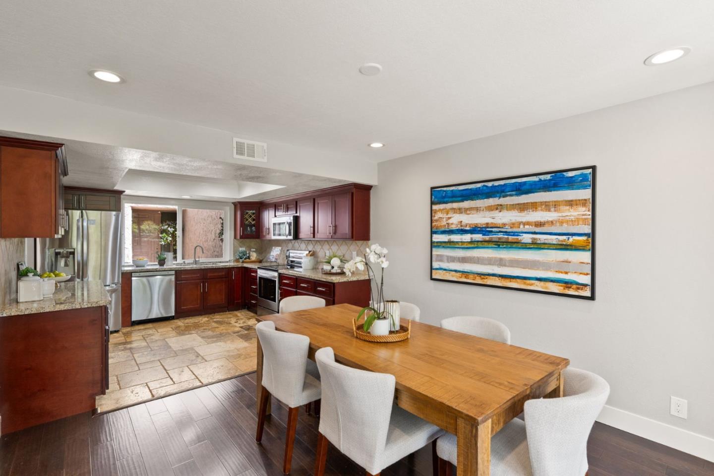 283 Casitas Bulevar