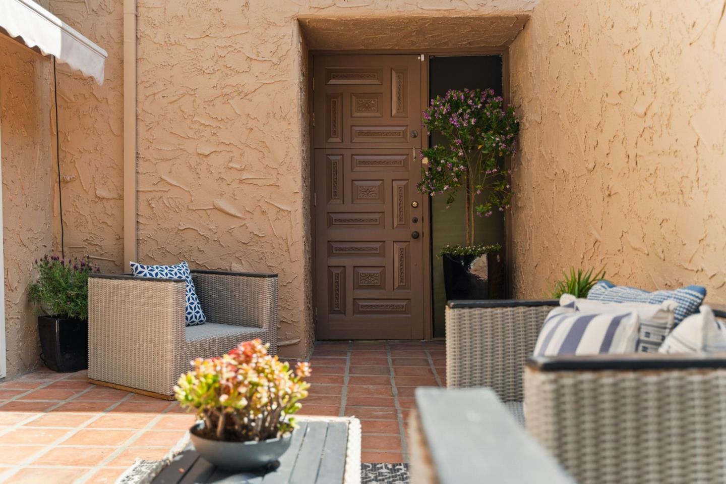 283 Casitas Bulevar