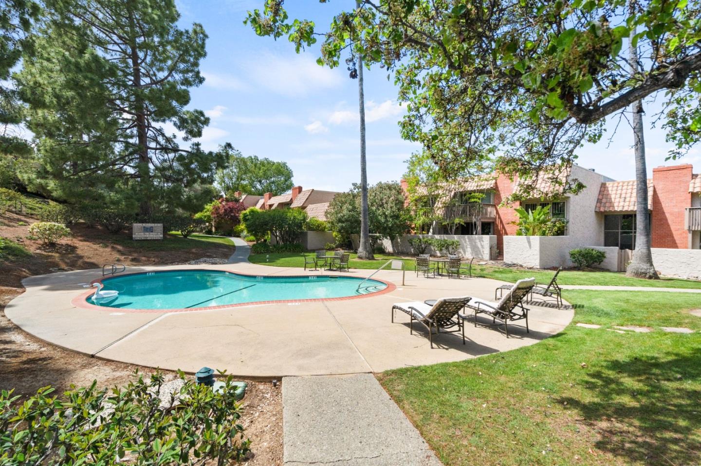 283 Casitas Bulevar