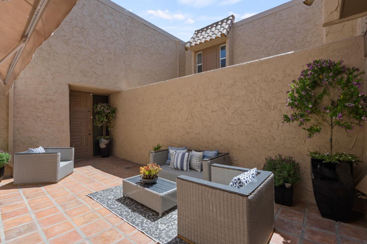 283 Casitas Bulevar
