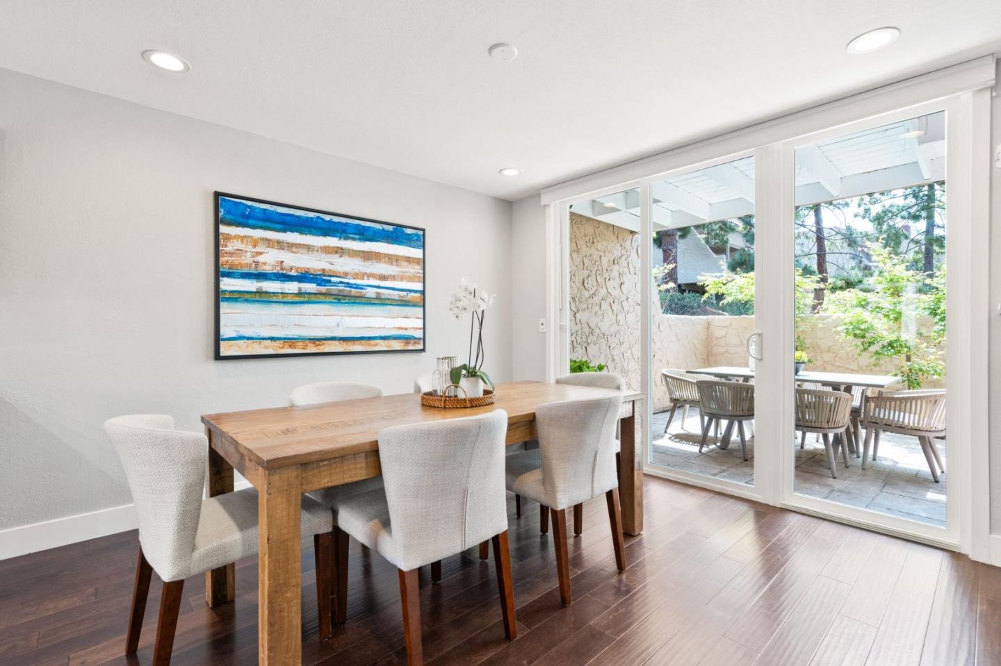 283 Casitas Bulevar