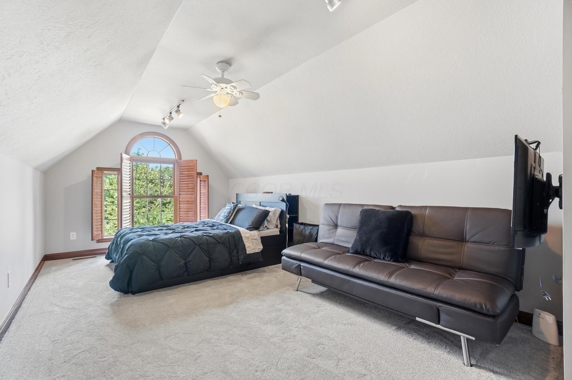 6289 Ross Bend