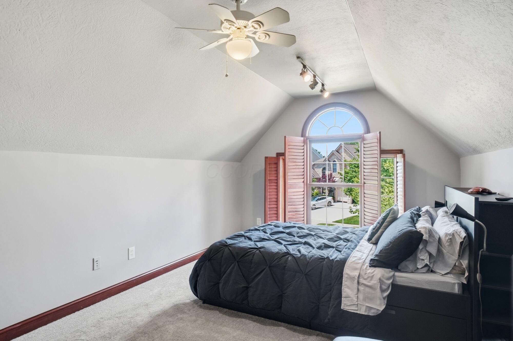 6289 Ross Bend