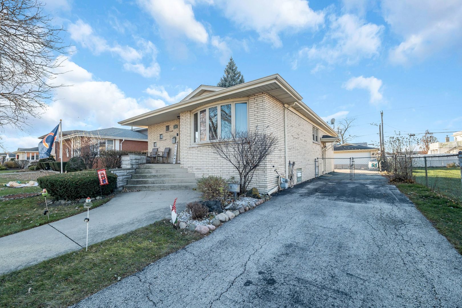 10840 S Kolmar Avenue