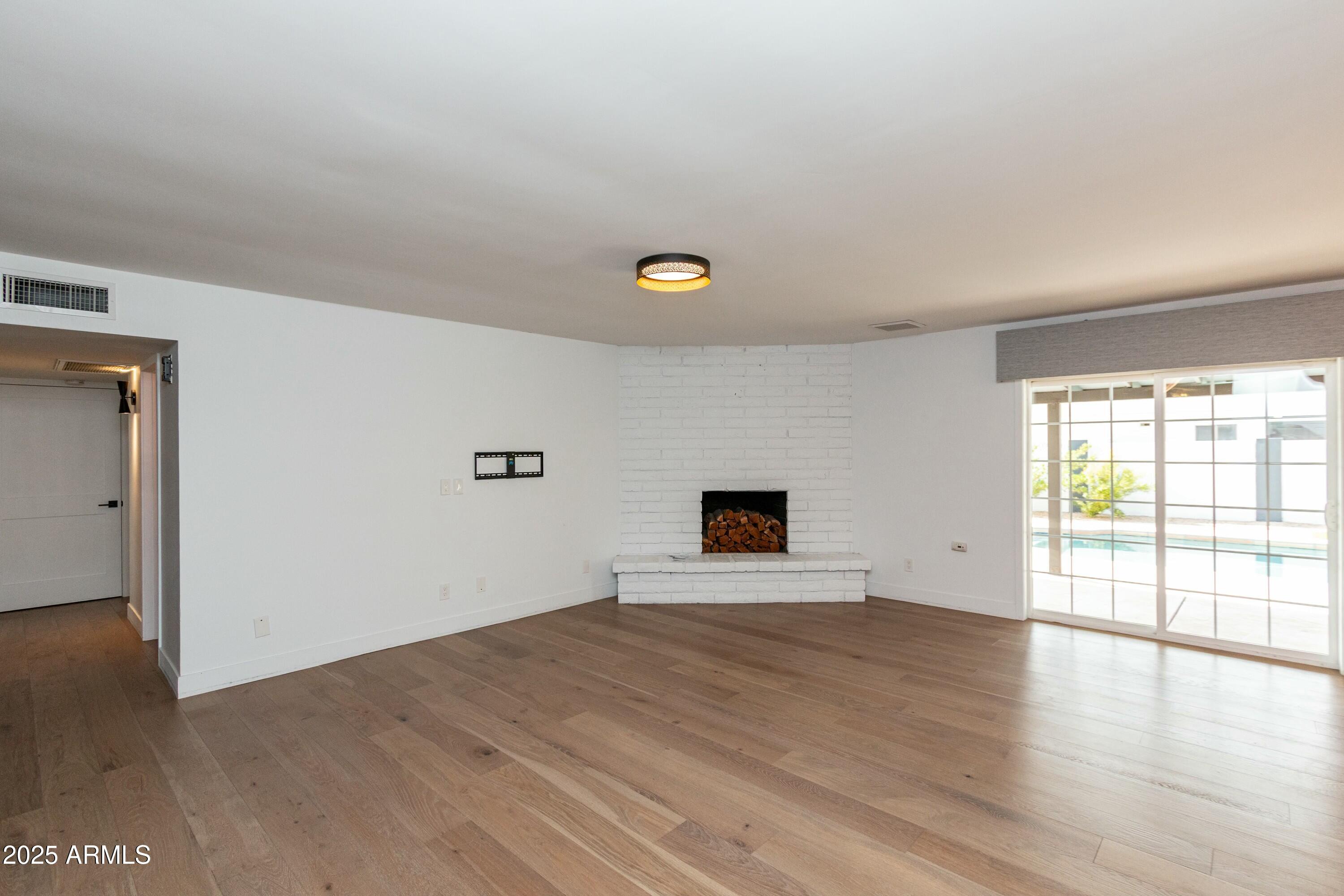 8621 E VISTA Drive