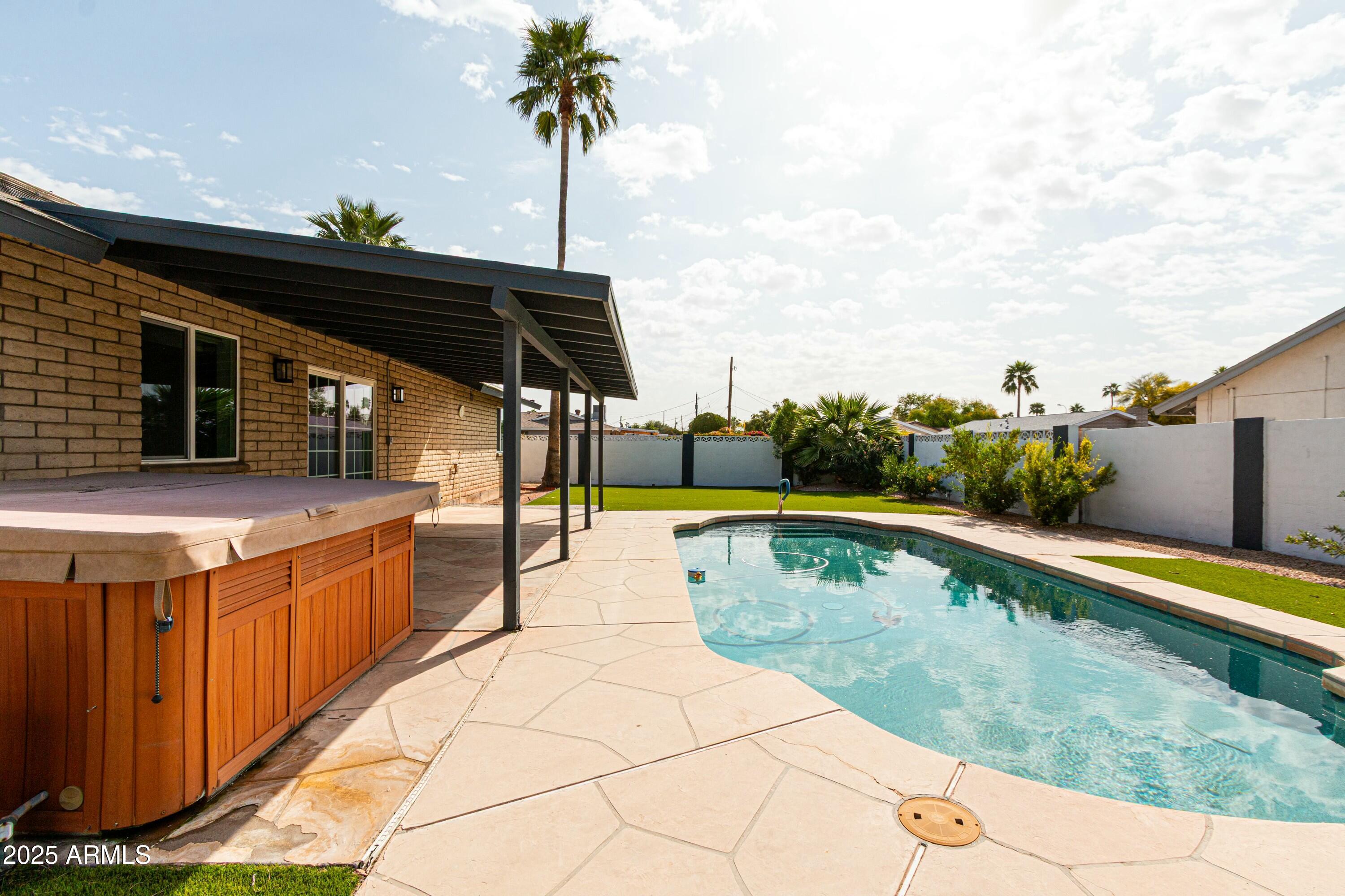 8621 E VISTA Drive