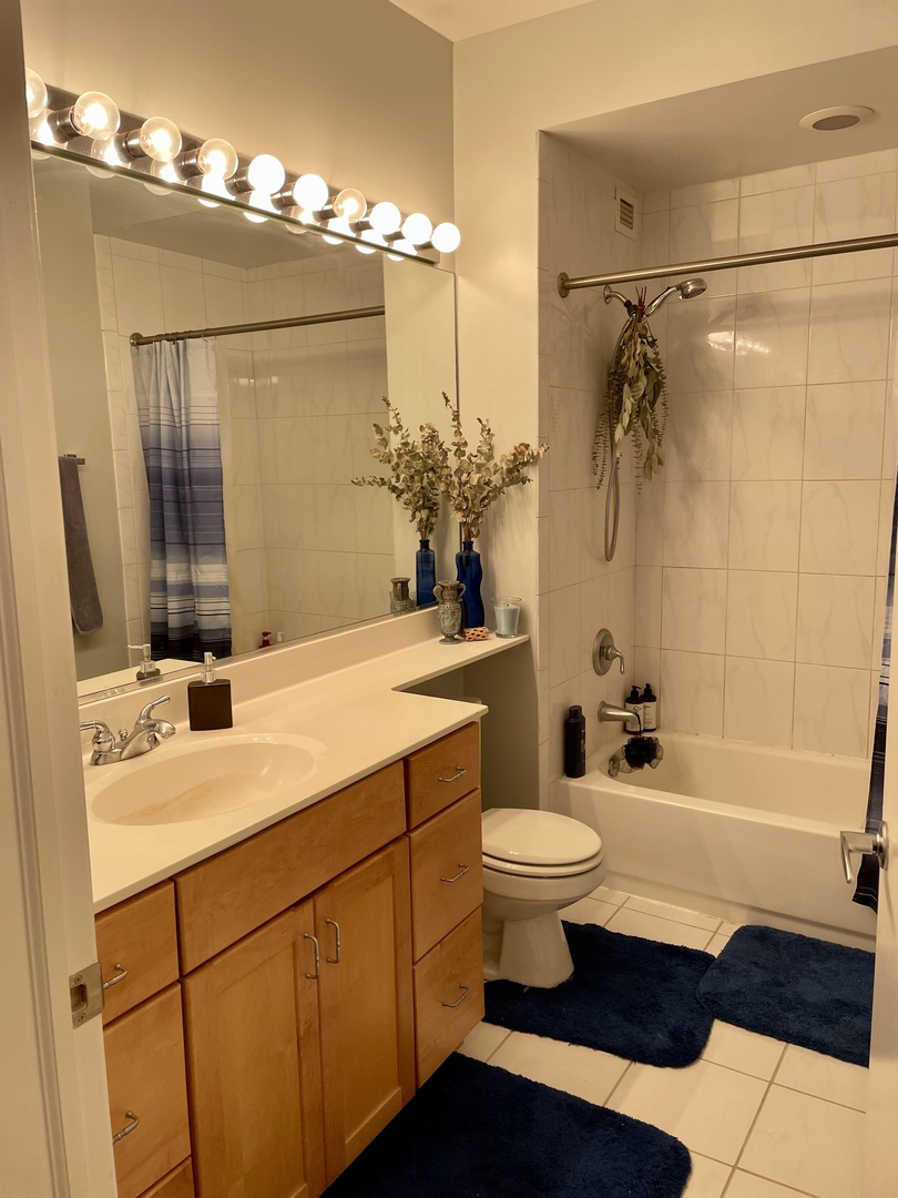 421 W HURON Street Unit: 808