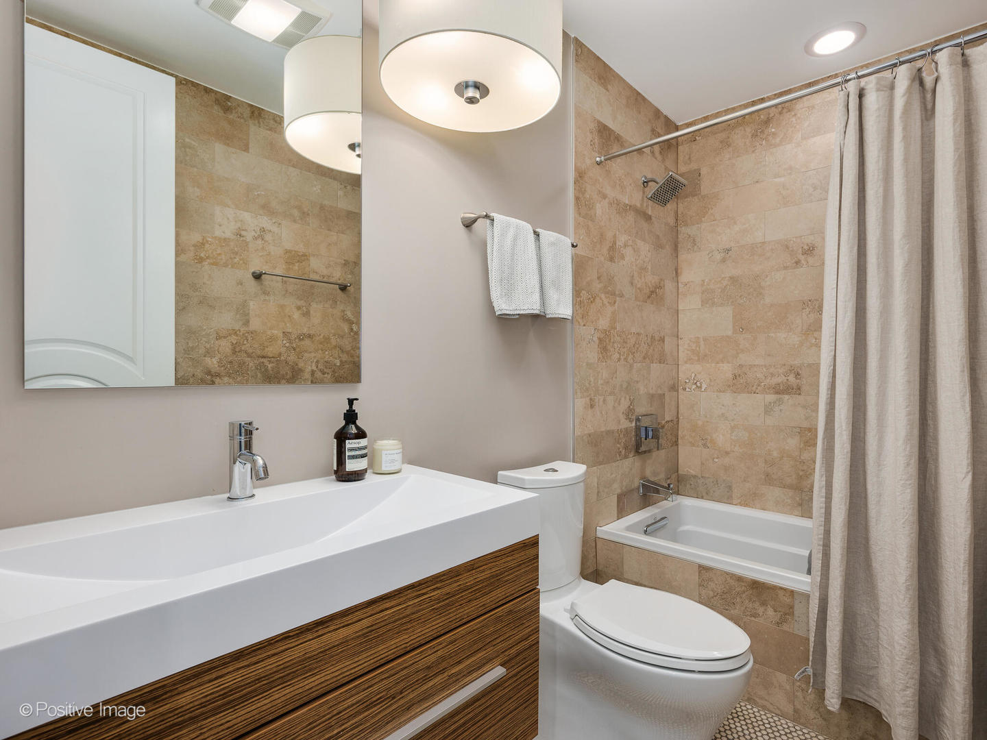 2219 W Wabansia Avenue Unit: 1E