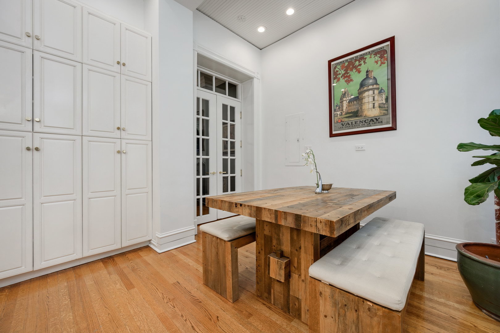 121 W DELAWARE Place