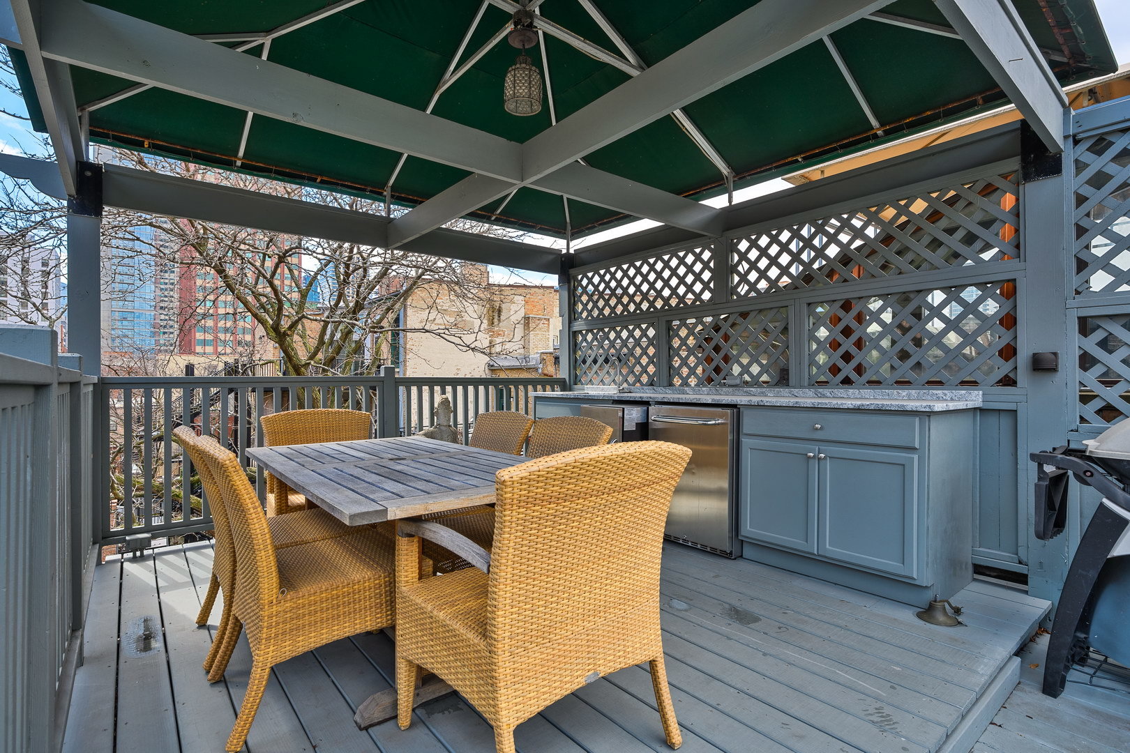 121 W DELAWARE Place