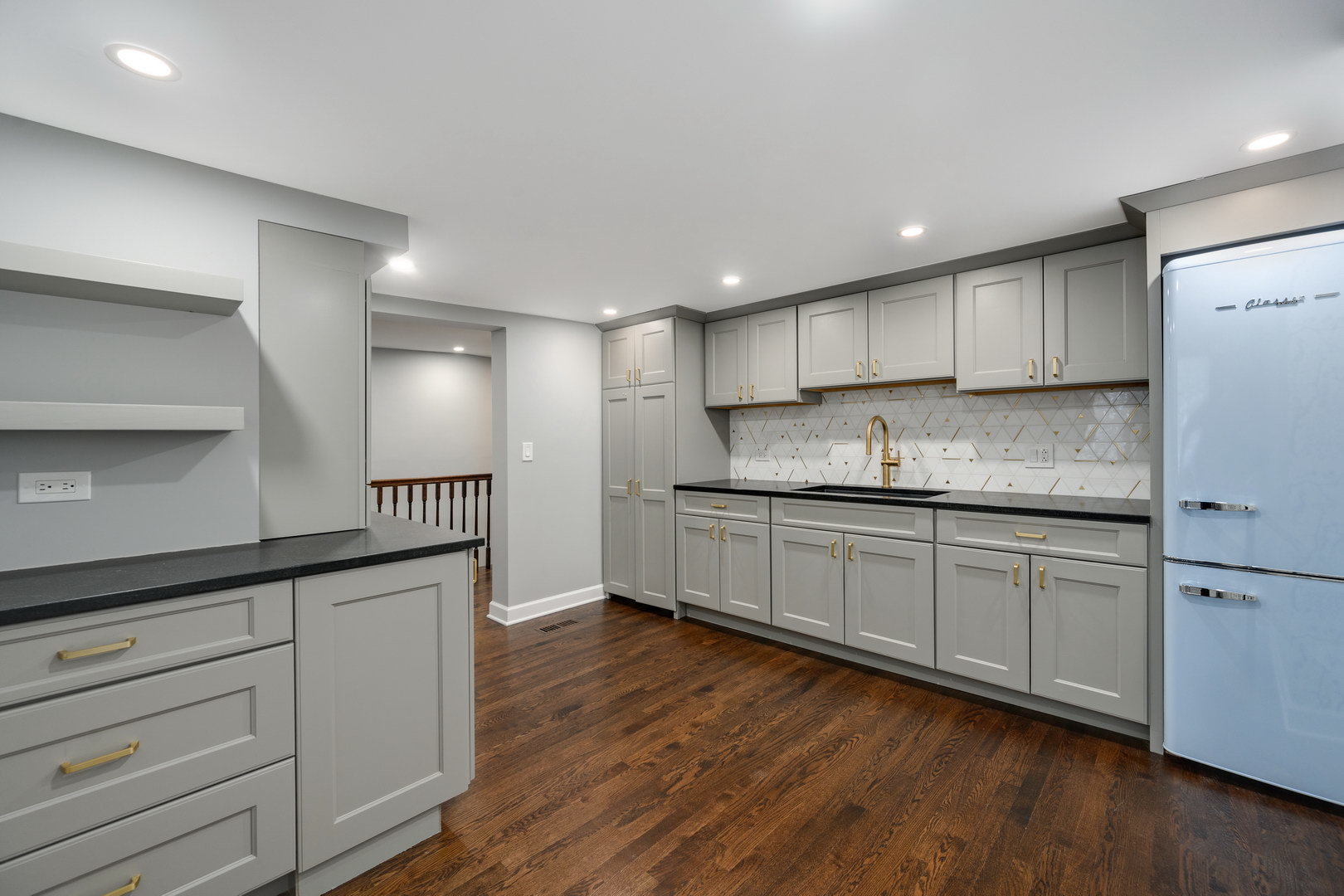 121 W DELAWARE Place