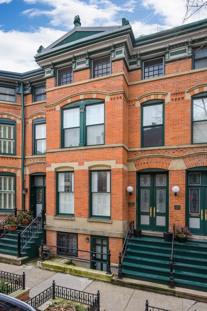 121 W DELAWARE Place