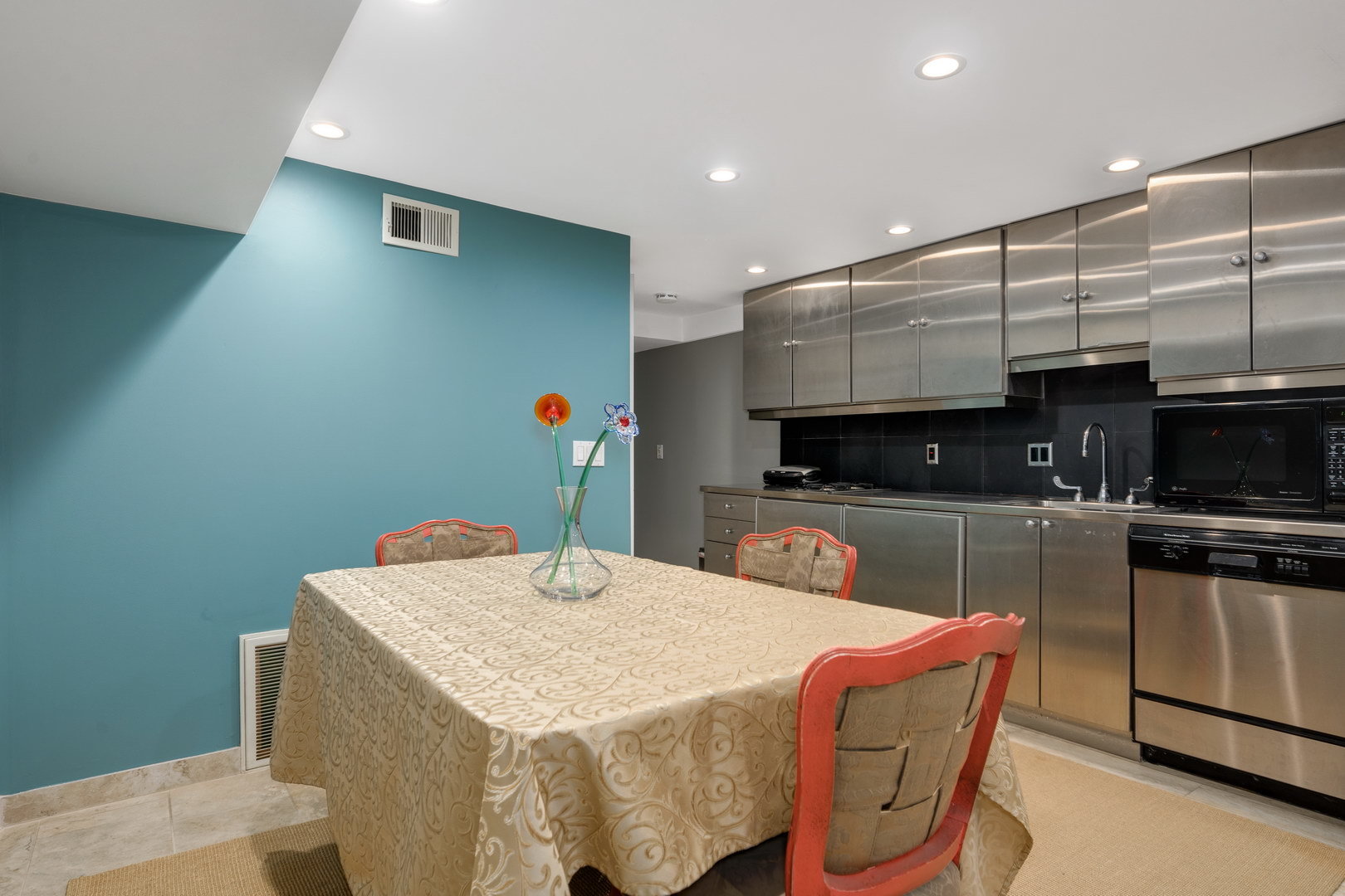 121 W DELAWARE Place