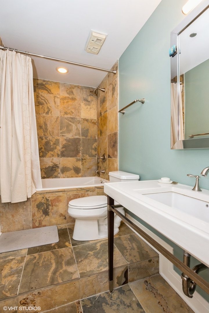 910 S Michigan Avenue Unit: 1002
