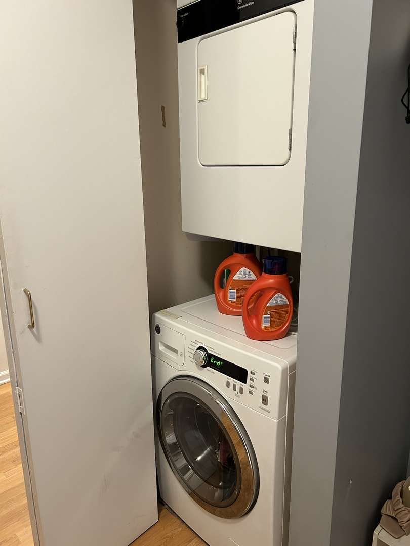 345 N LaSalle Drive Unit: 2209