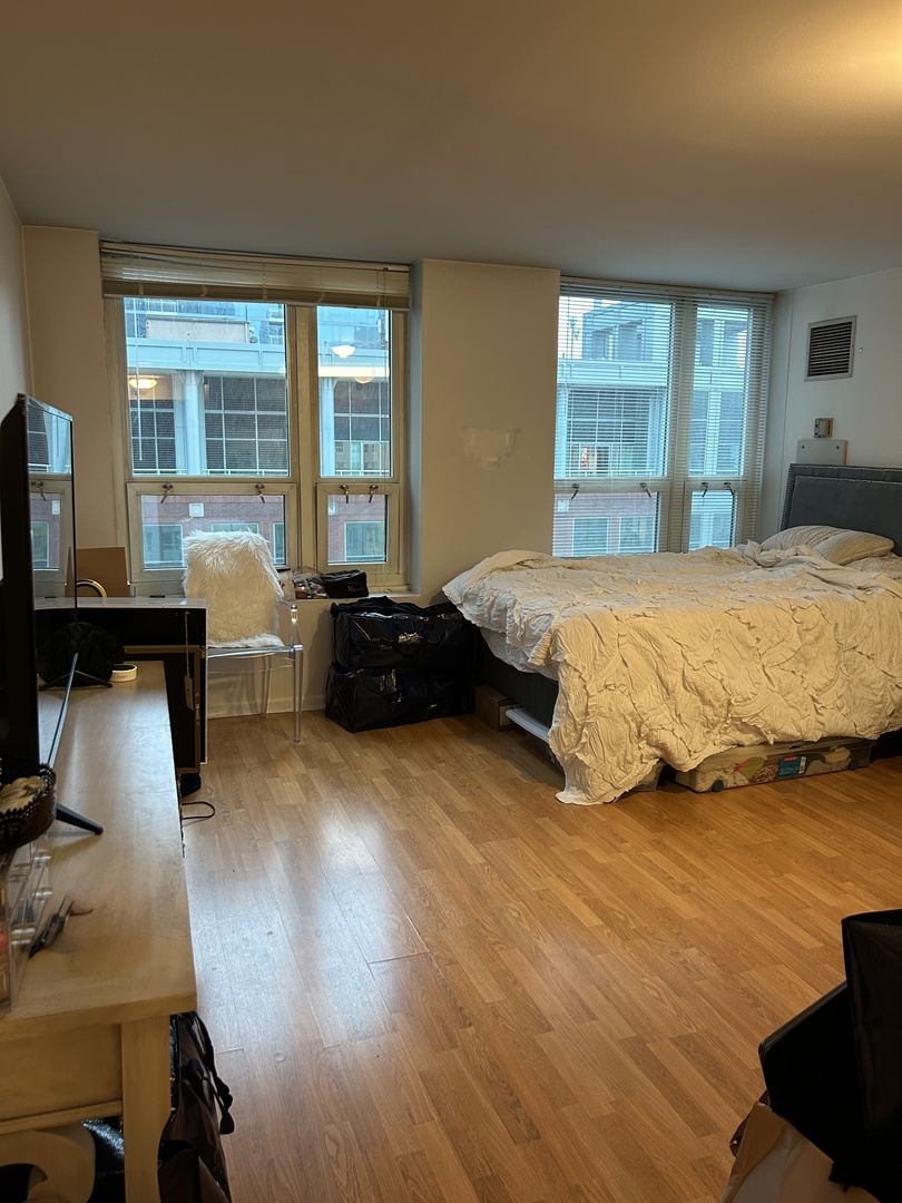 345 N LaSalle Drive Unit: 2209