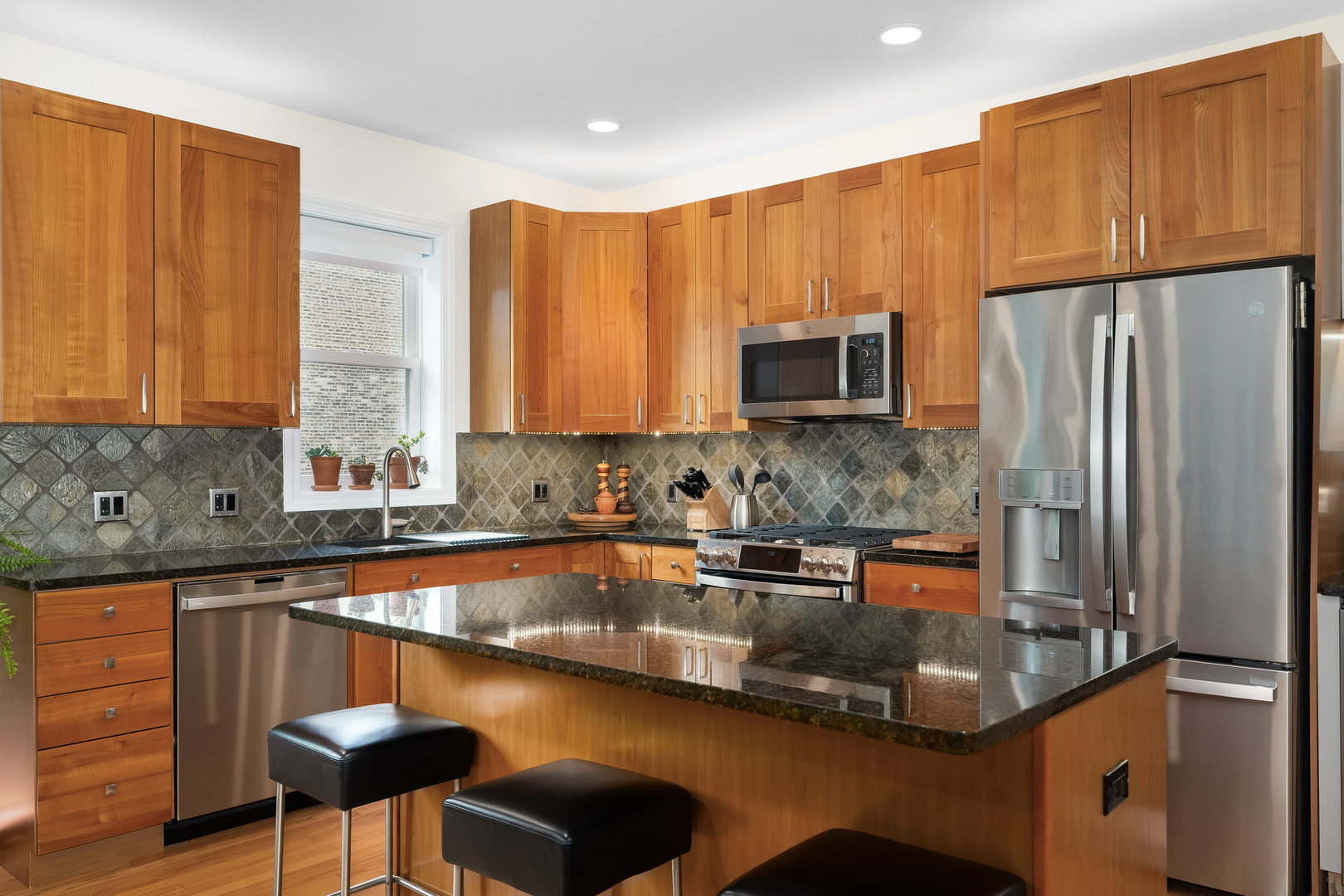 4826 N Winthrop Avenue Unit: 2S