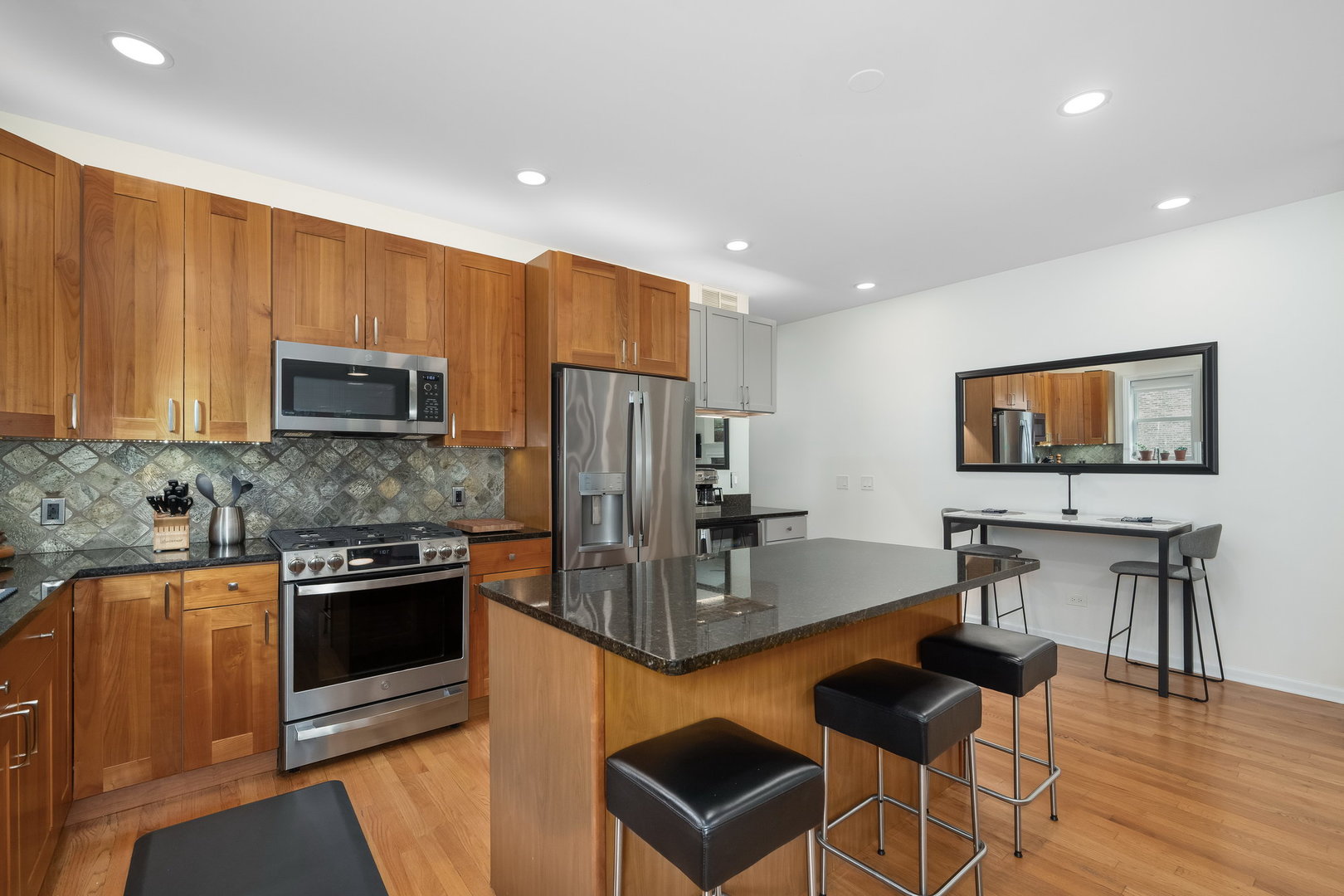 4826 N Winthrop Avenue Unit: 2S