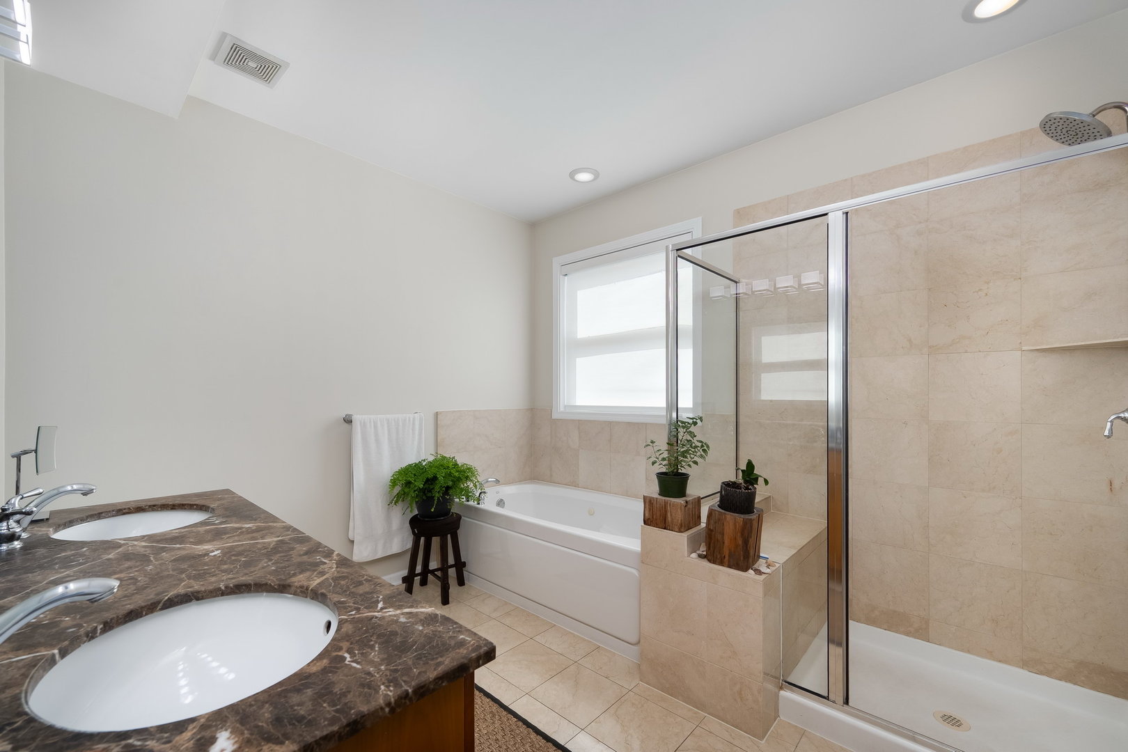 4826 N Winthrop Avenue Unit: 2S