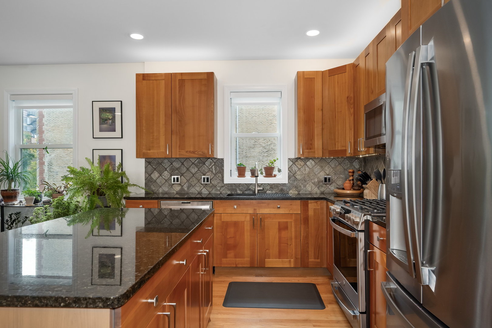 4826 N Winthrop Avenue Unit: 2S
