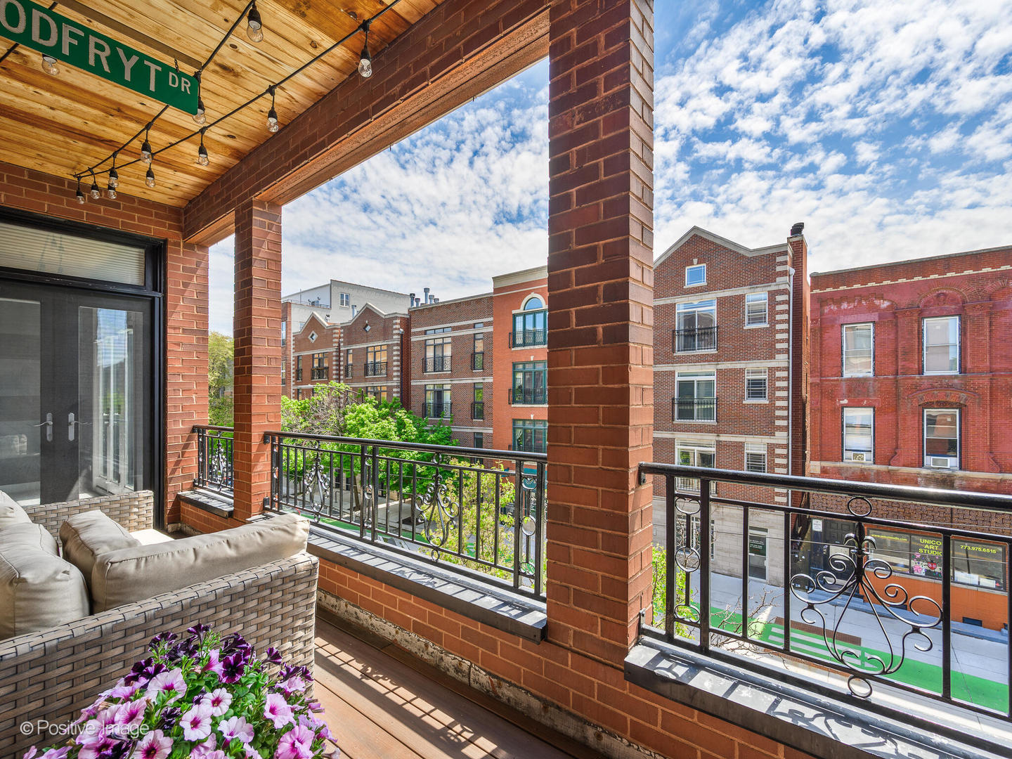 3205 N Hoyne Avenue Unit: 2A