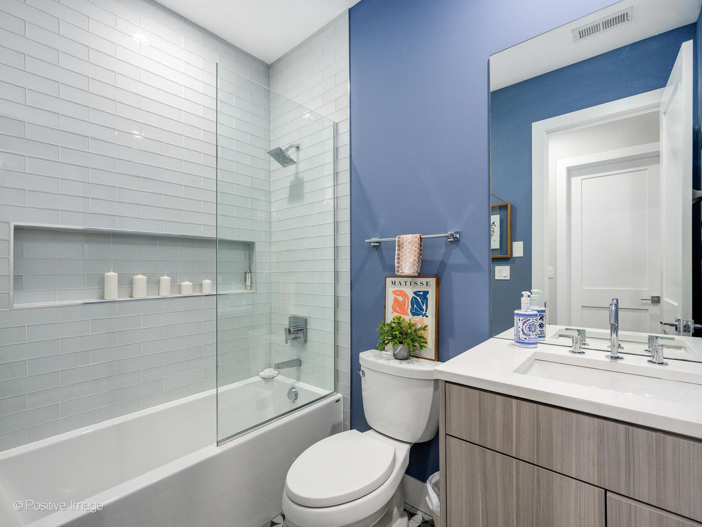 2335 W Montrose Avenue Unit: 2