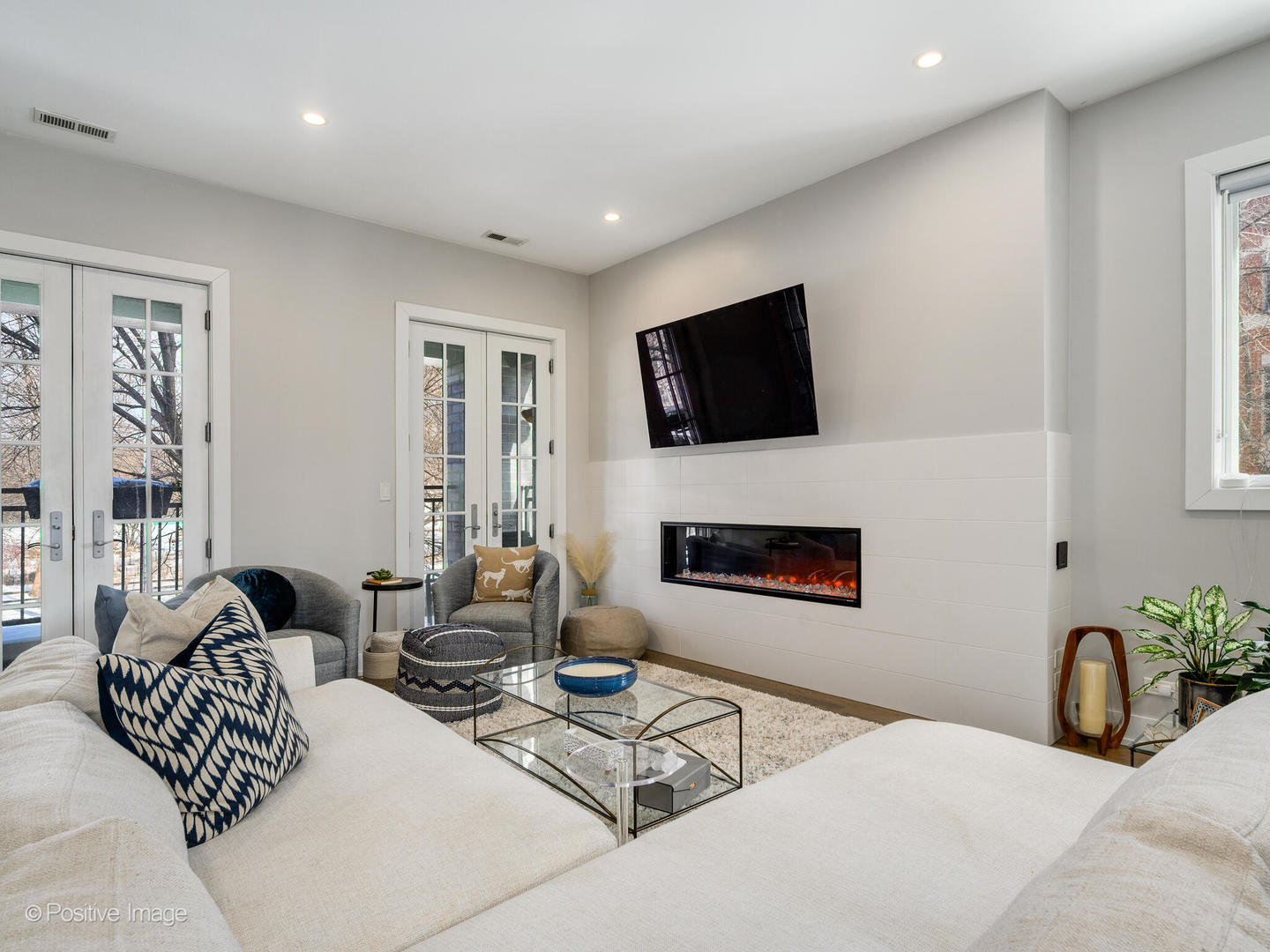 2335 W Montrose Avenue Unit: 2