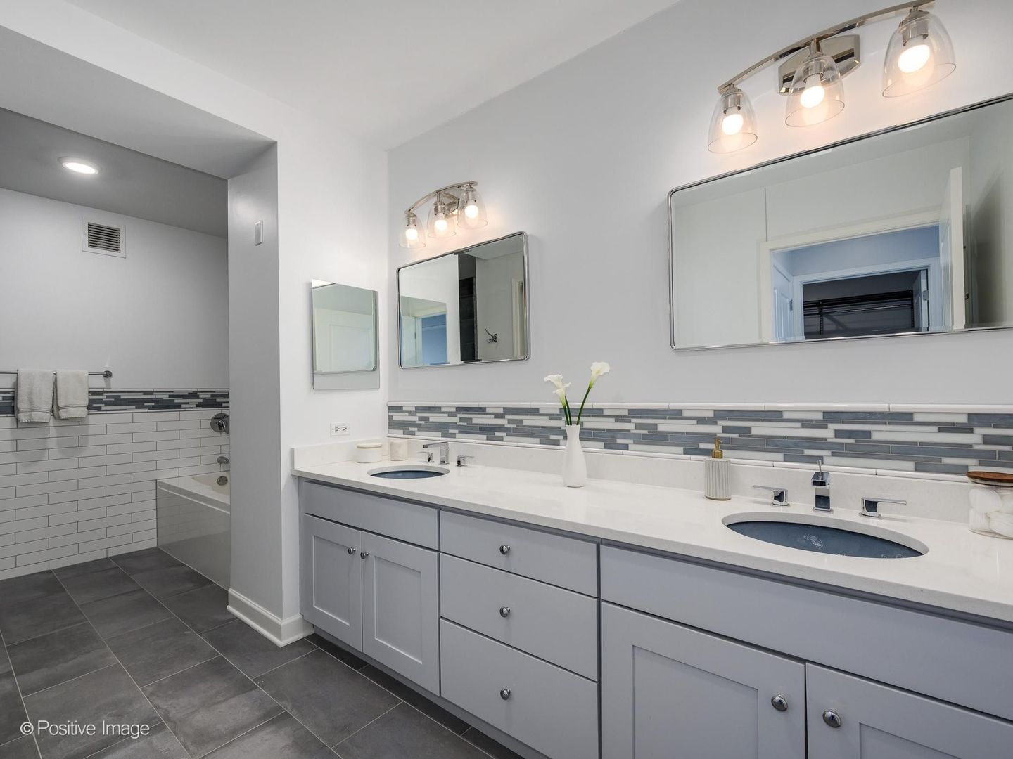 225 N Columbus Drive Unit: 6705