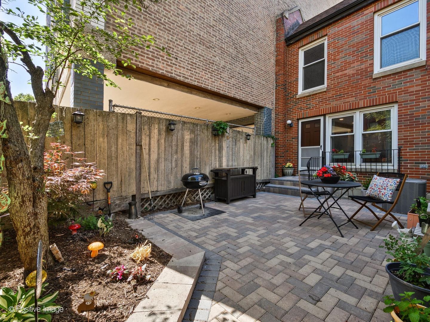 492 W Belmont Avenue