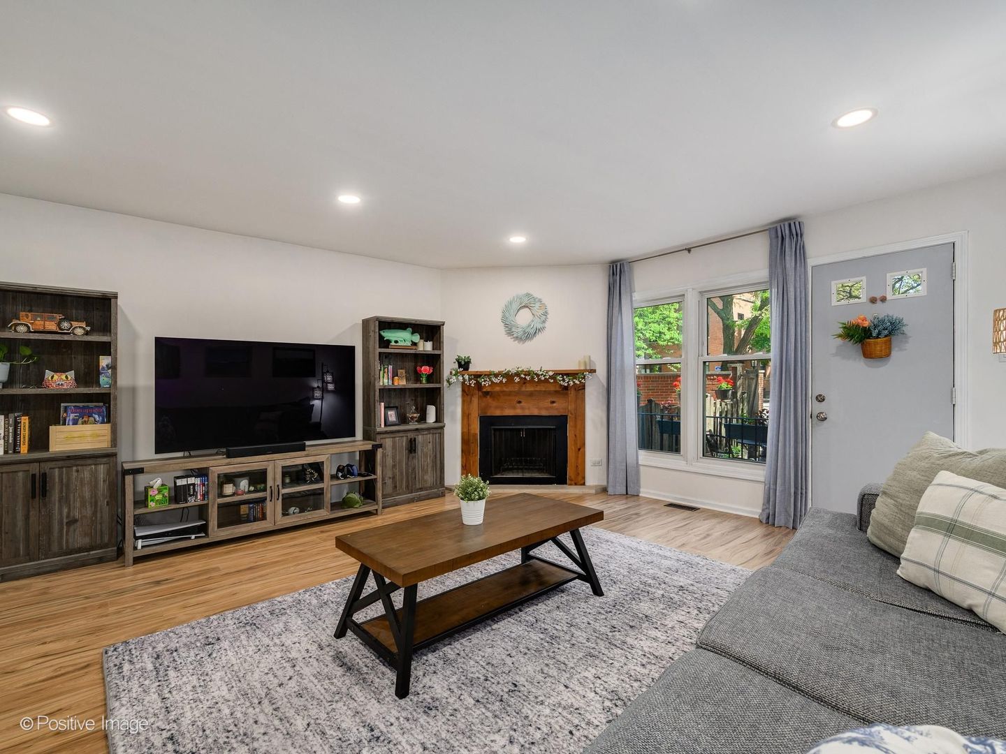 492 W Belmont Avenue
