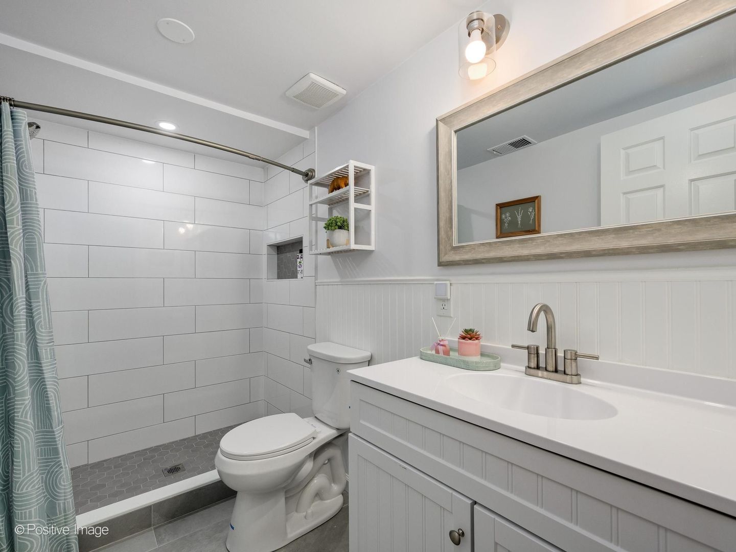 492 W Belmont Avenue