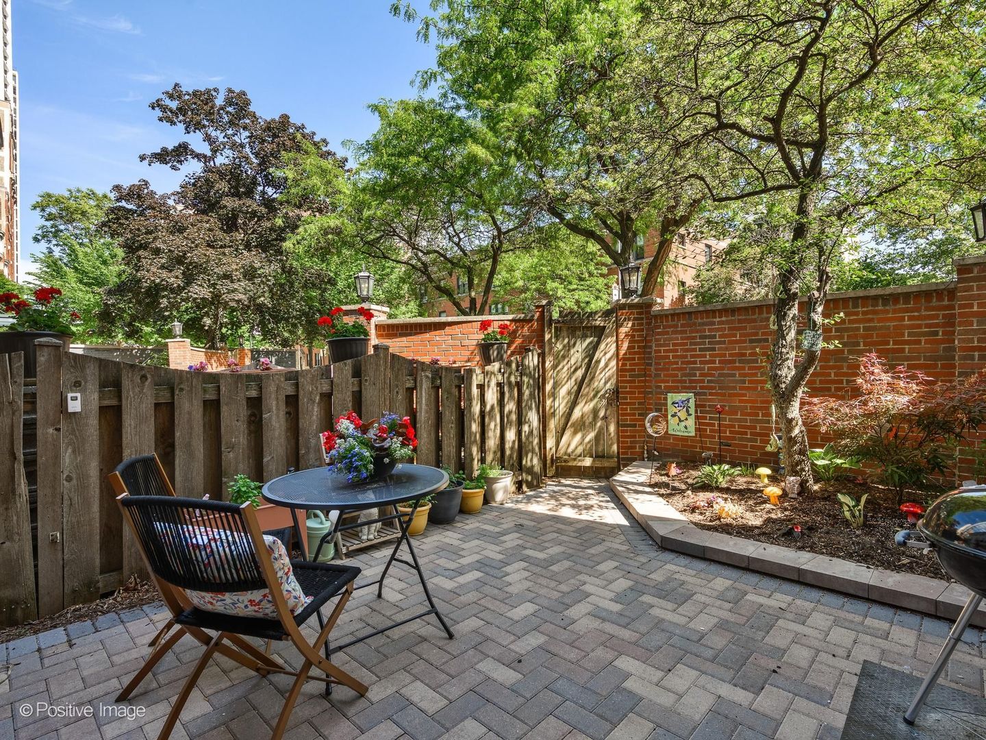 492 W Belmont Avenue