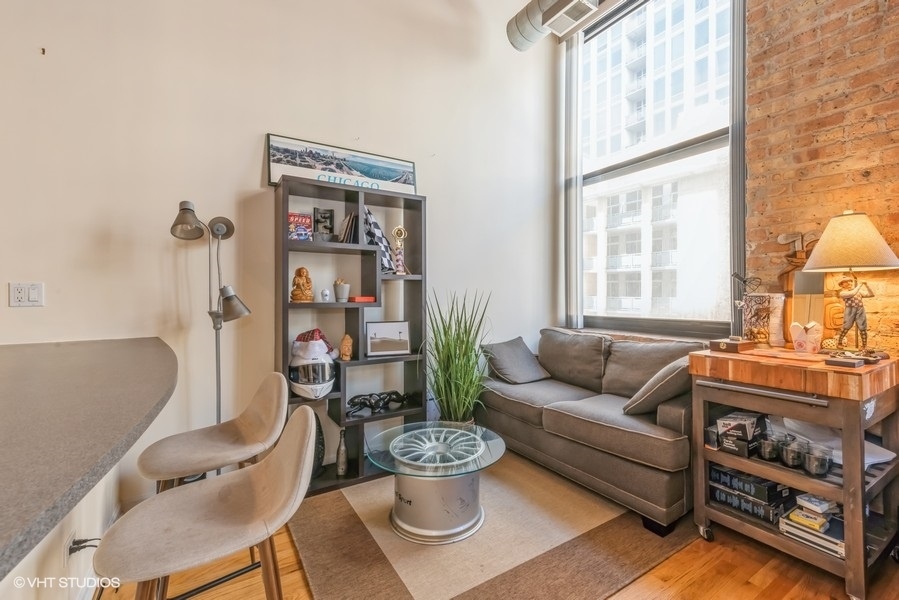 525 W SUPERIOR Street Unit: 333