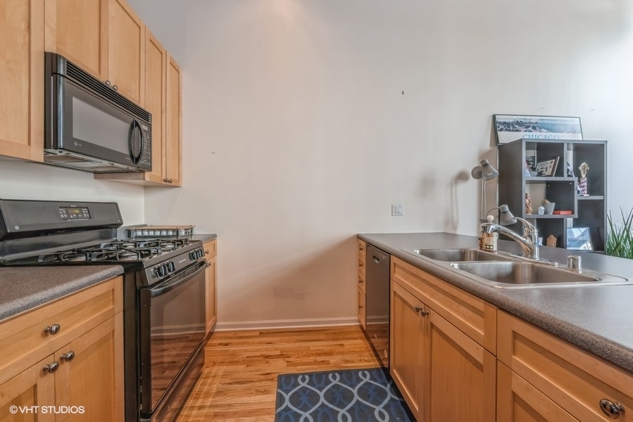 525 W SUPERIOR Street Unit: 333