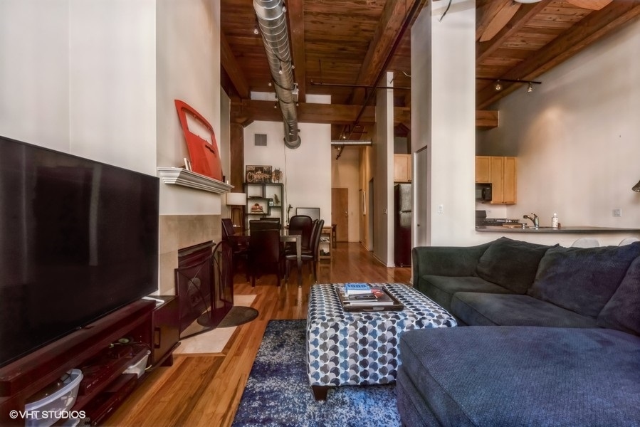 525 W SUPERIOR Street Unit: 333