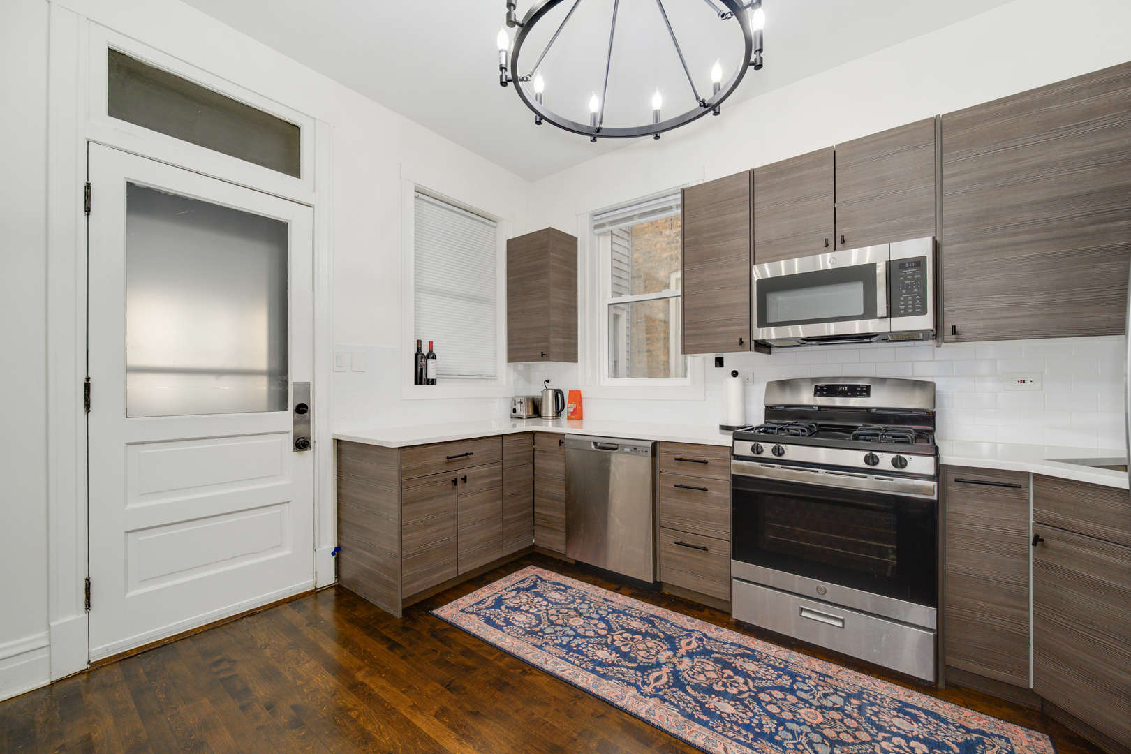 2703 N Sacramento Avenue Unit: 2