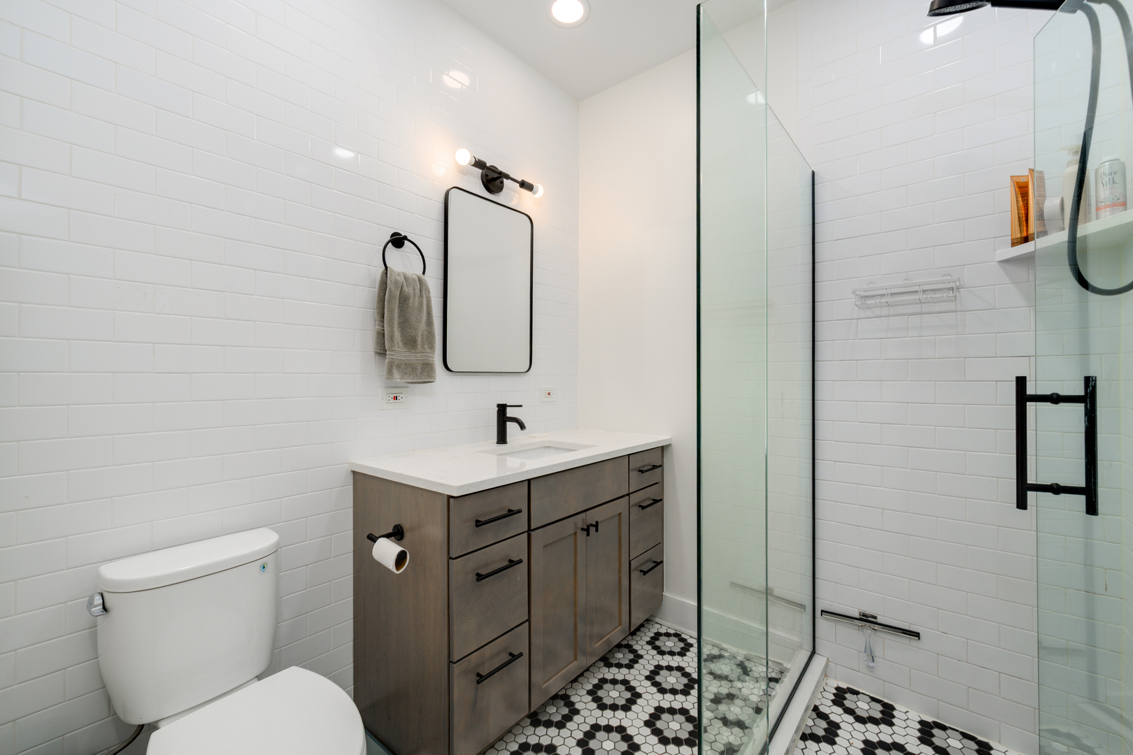2703 N Sacramento Avenue Unit: 2