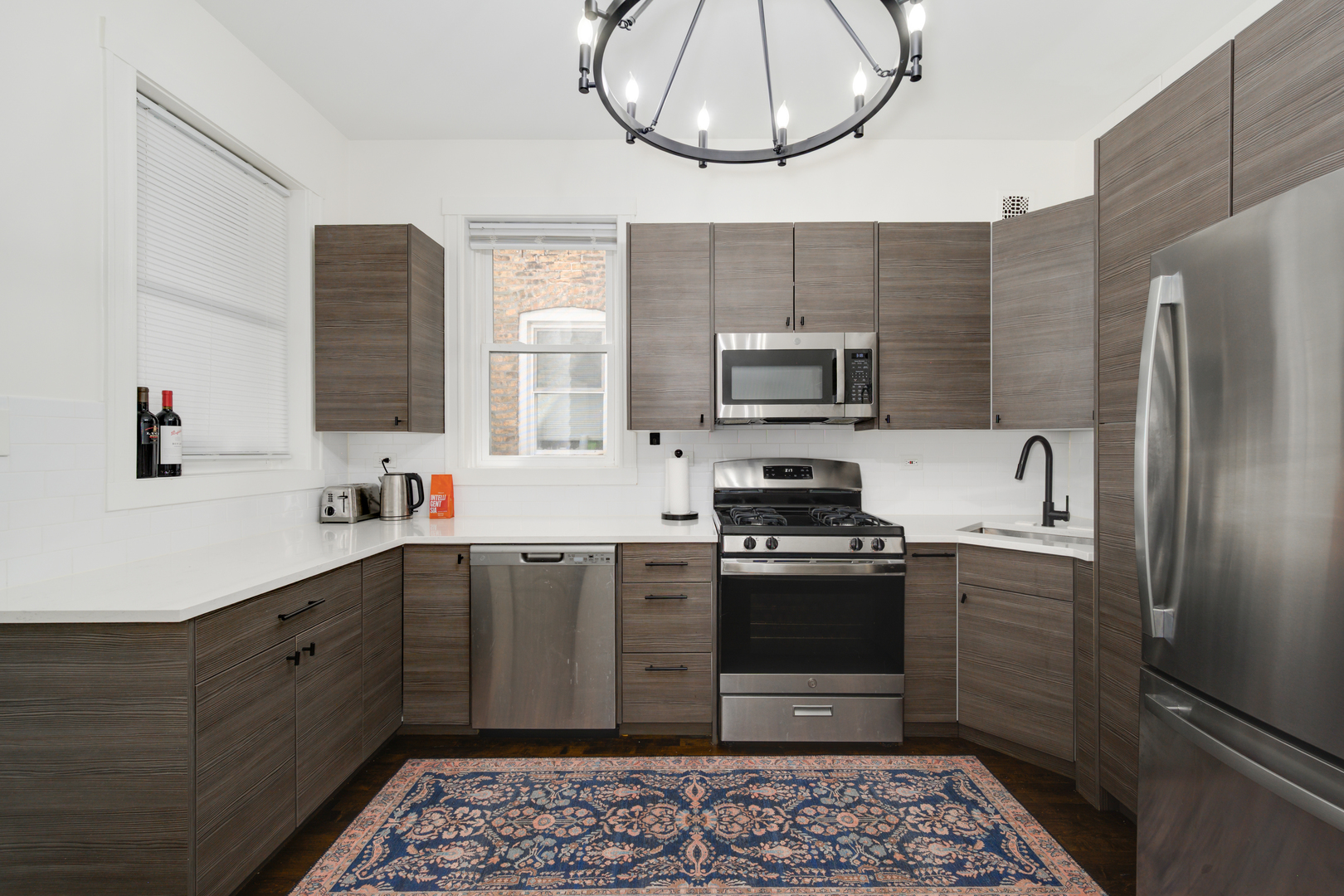 2703 N Sacramento Avenue Unit: 2