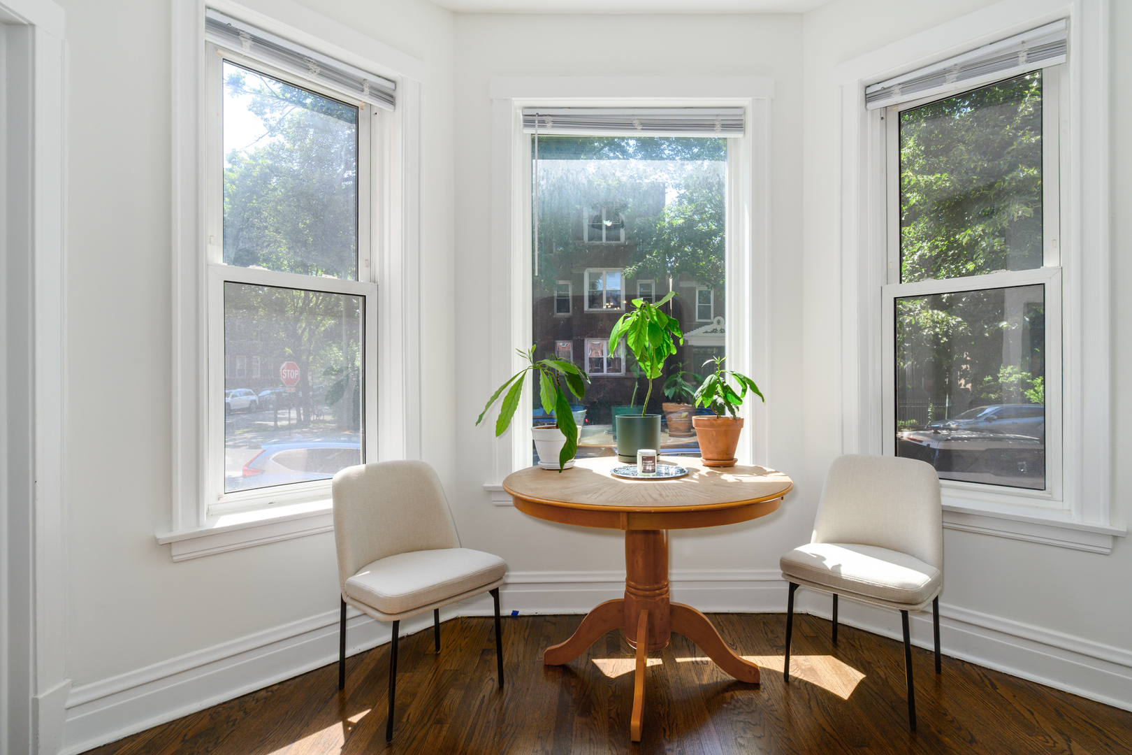 2703 N Sacramento Avenue Unit: 2