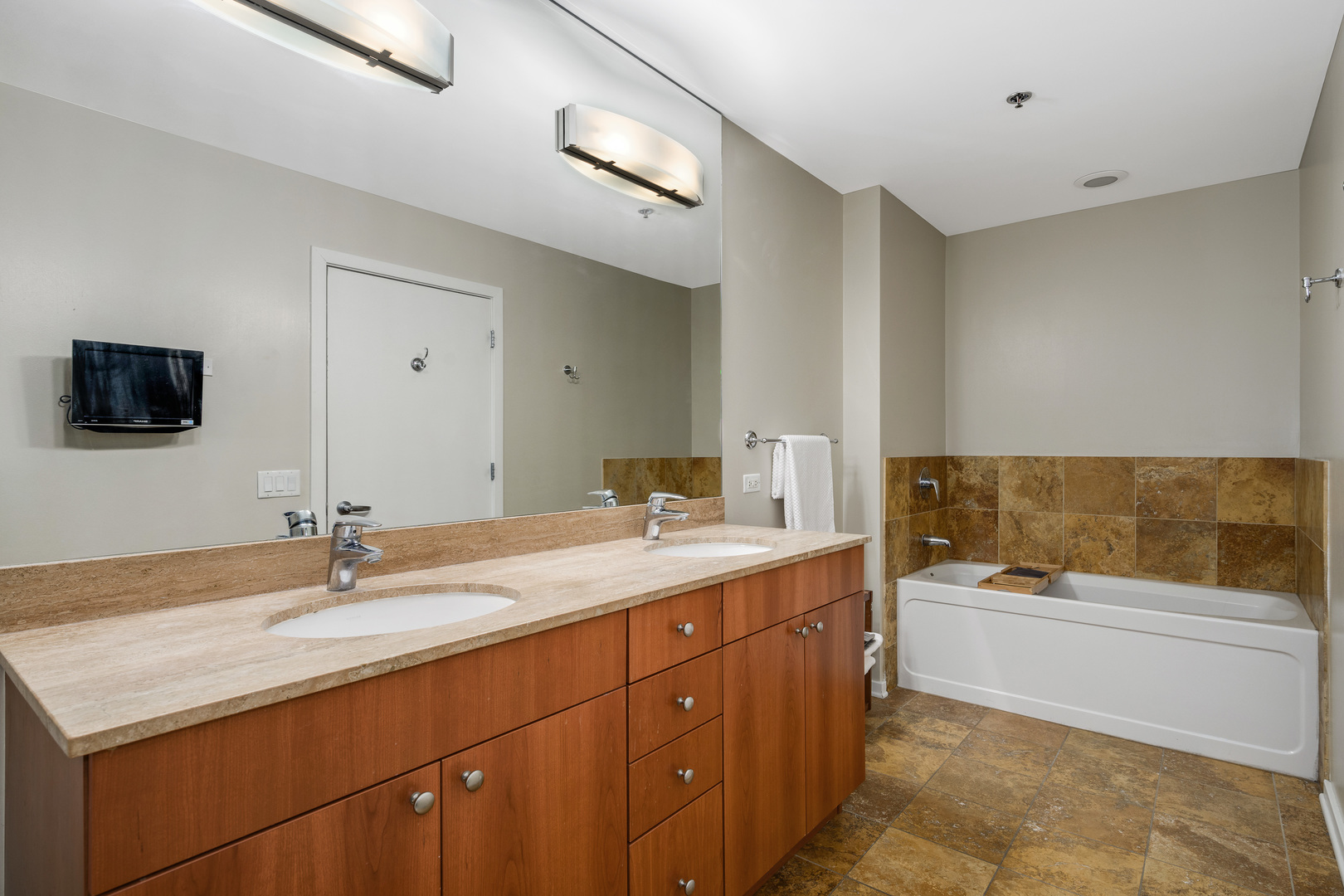 125 S GREEN Street Unit: 604A