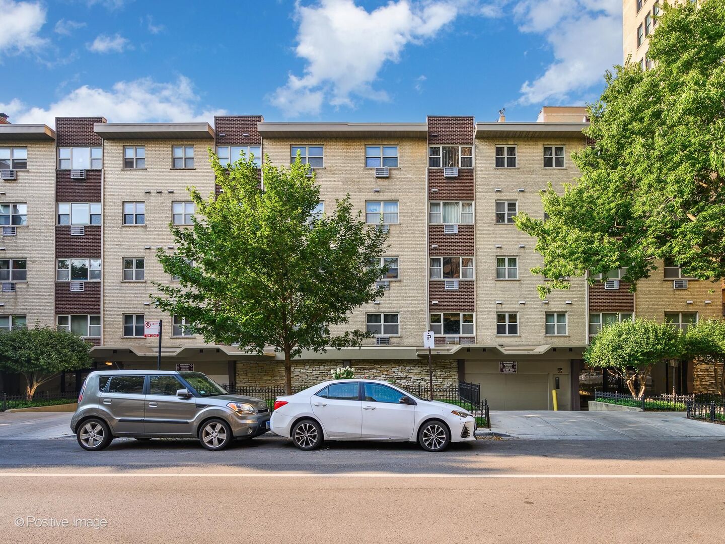 420 W Aldine Avenue Unit: 225