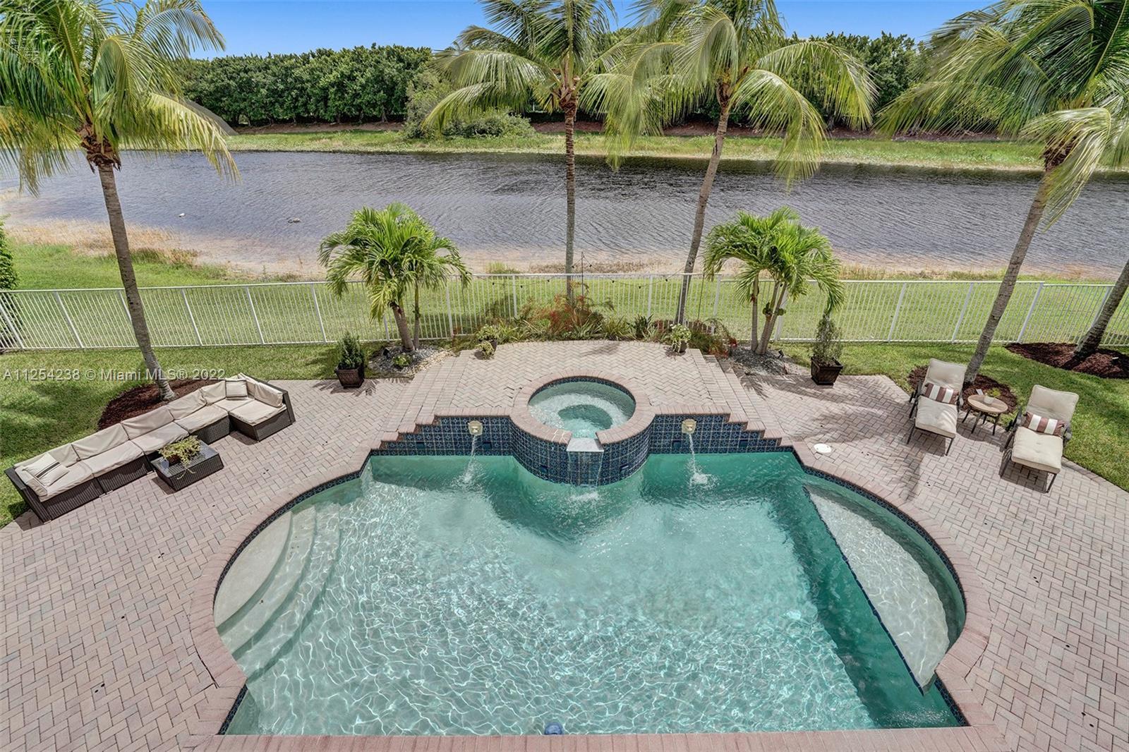 1422 Victoria Isle Dr