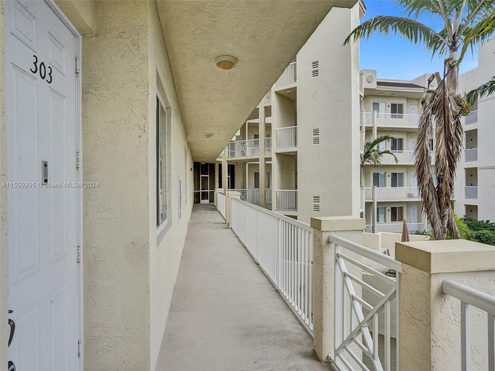 3500 Oaks Clubhouse Dr # 303