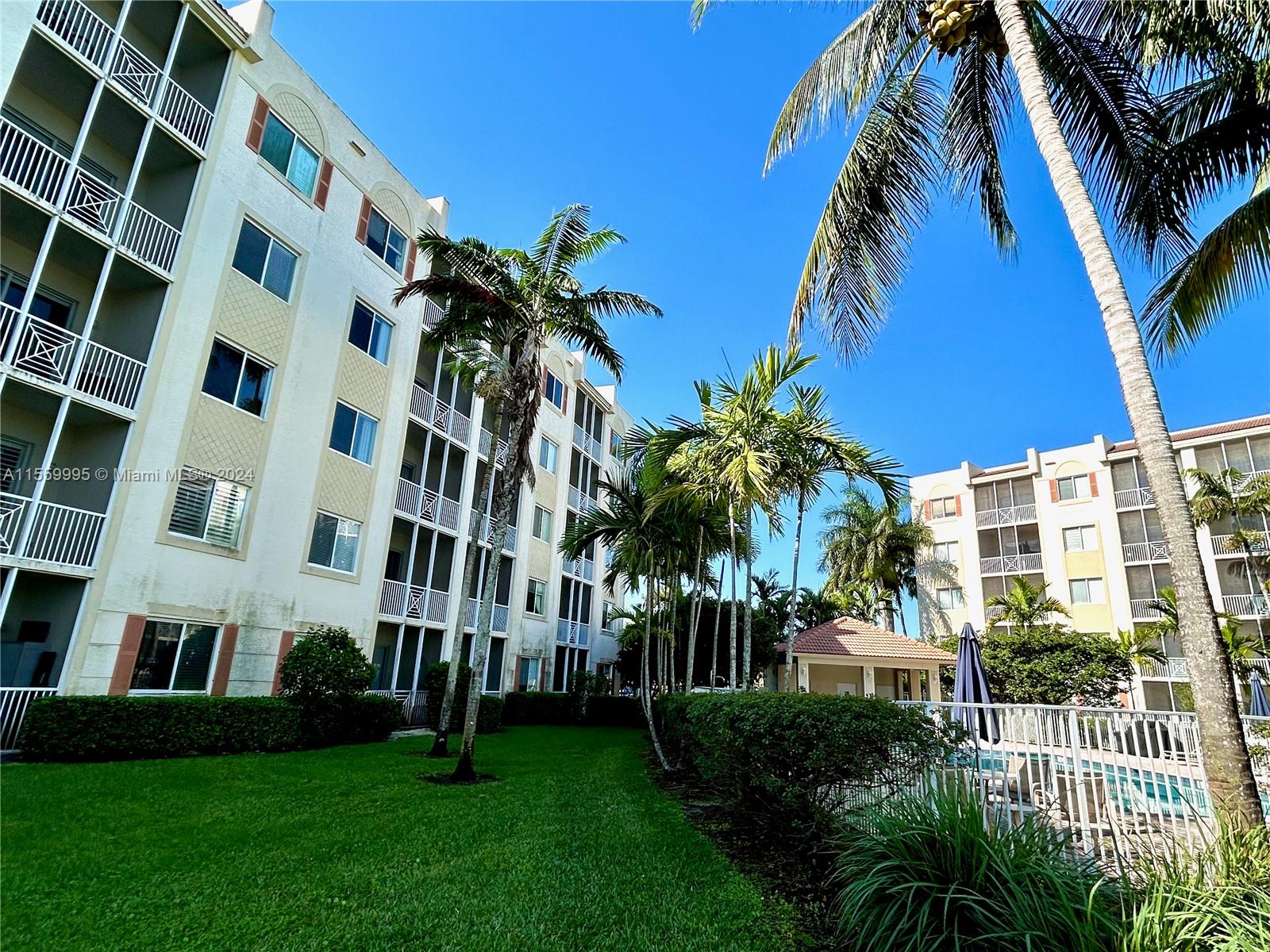 3500 Oaks Clubhouse Dr # 303