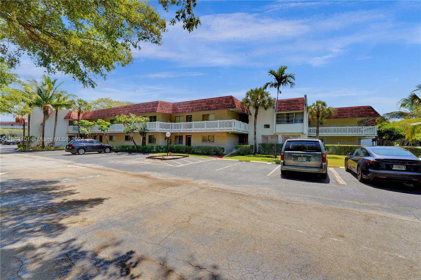 3772 Inverrary Blvd # 107