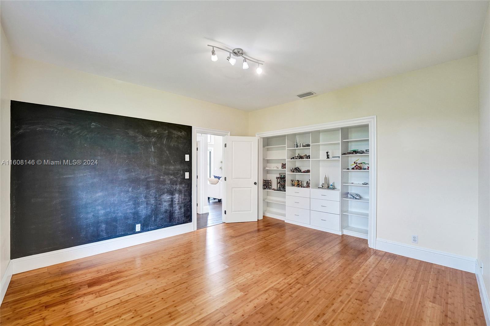 400 Alexandra Cir